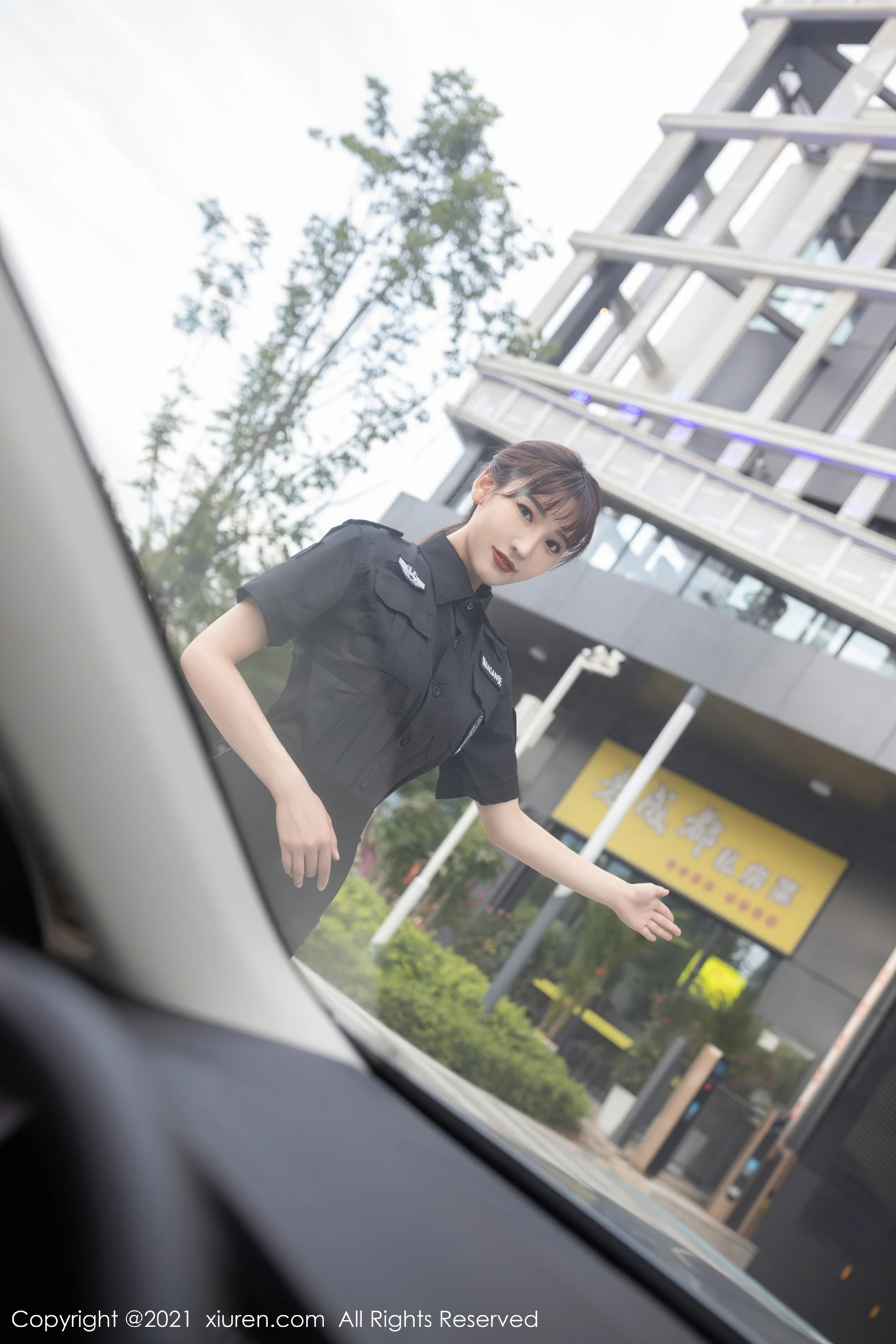 [XiuRen秀人网]VOL.3577 嫩模陆萱萱物业保安主题脱制服露性感内衣黑丝裤袜诱惑写真86P-秀人网官方网站